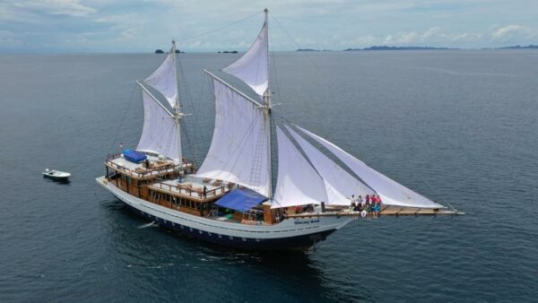 Dancing Wind Raja Ampat liveaboard